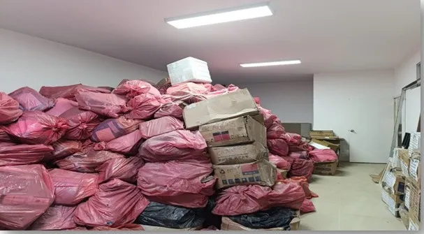 Antes: documentos acumulados en bolsas y cajas sin orden dentro de un depósito