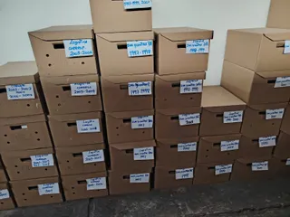 Archivo de un cliente organizado por ADANI en cajas rotuladas por serie y años