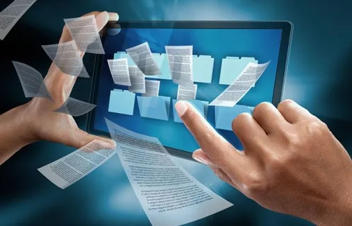 Manos interactuando con documentos digitales en una tableta